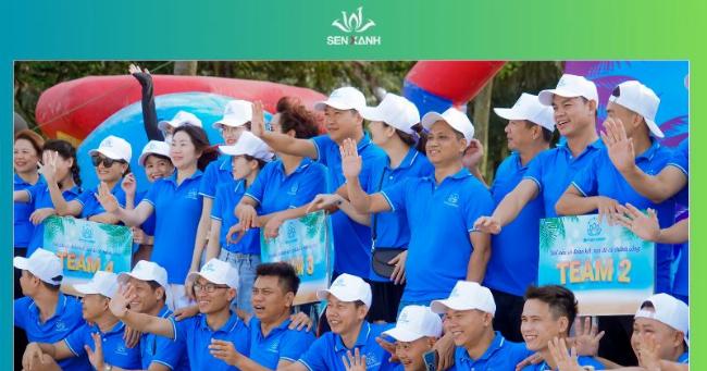 Một nhóm người đang tham gia trò chơi team building ngoài trời, với bầu không khí vui vẻ và tràn đầy năng lượng, thể hiện sự hợp tác và hứng khởi.